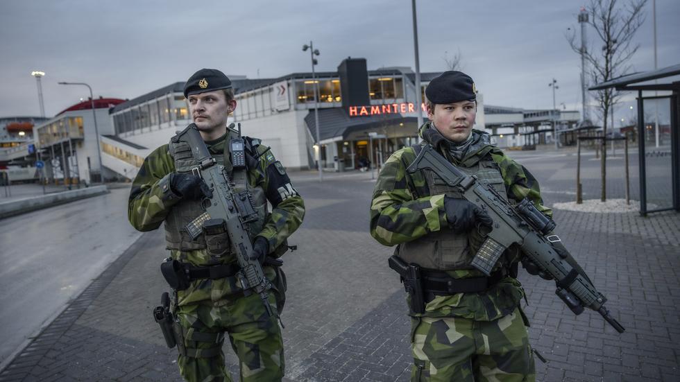Soldater från Gotlands regemente patrullerar i Visby hamn.