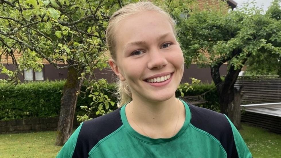 Thea Kylberg inledde sin karriär i Hallby, men spelar numera för IK Sävehof. Nästa månad ska hon spela U17-EM i handboll för Sverige. 