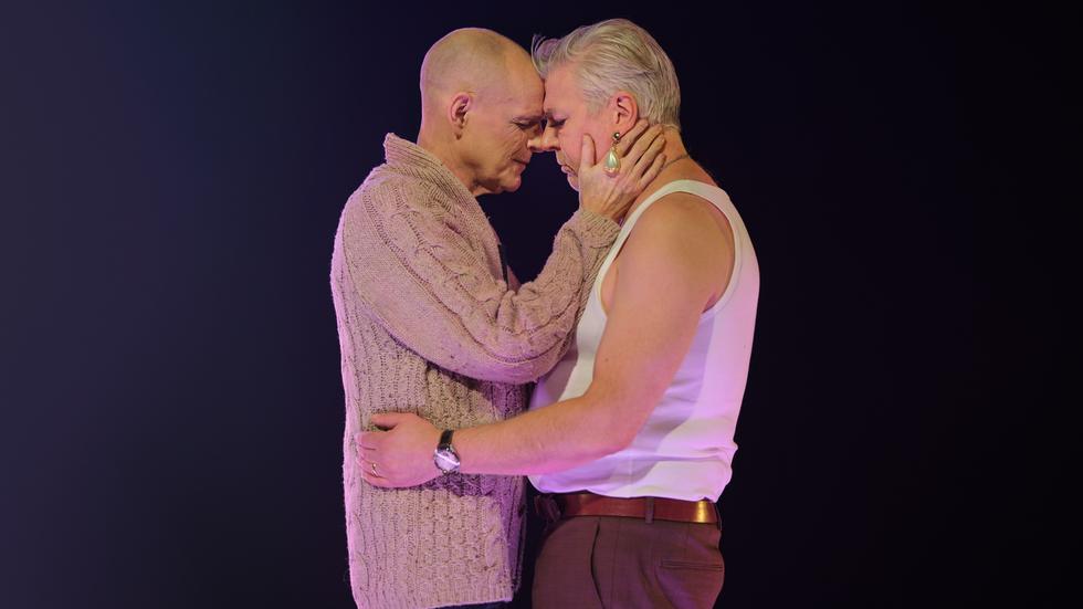 Jakob Eklund och Jacob Ericksson spelar ett kärlekspar i Sunil Munshis nyskrivna version av "Kameliadamen". 
Pressbild.