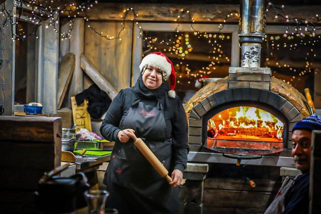 Mayyada Bhlasal trivs med att grädda arabiska pizzor i uteugnen i Långhed och att prata med alla trevliga besökare. Foto: Mohamed Ali