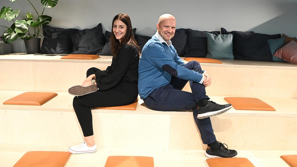 Agnesa Selmani, gruppchef inom Ikea och utsedd till Årets unga ledande kvinna 2020 och Daniel Johansson, vd Fagerhults Belysning är ett av mentorsparen. Hon är mentor. Han är adept.