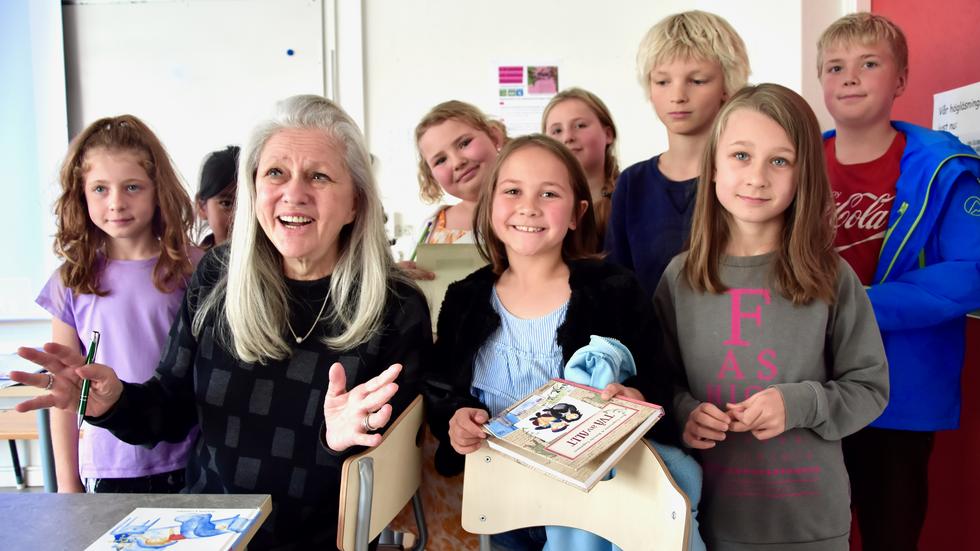 Rose Lagercrantz, författare av barn- och vuxenböcker och vinnare av Augustpriset, träffade skolbarn i Gunnarsboskolan i Mullsjö i torsdags.