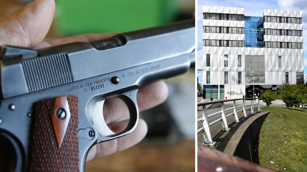 En Jönköpingsbo döms till fängelse för vapenbrott. Till vänster: En Colt-pistol av annan kaliber än den som hittades (genrebild). Foto: George Frey/AP/TT, Elin Elderud