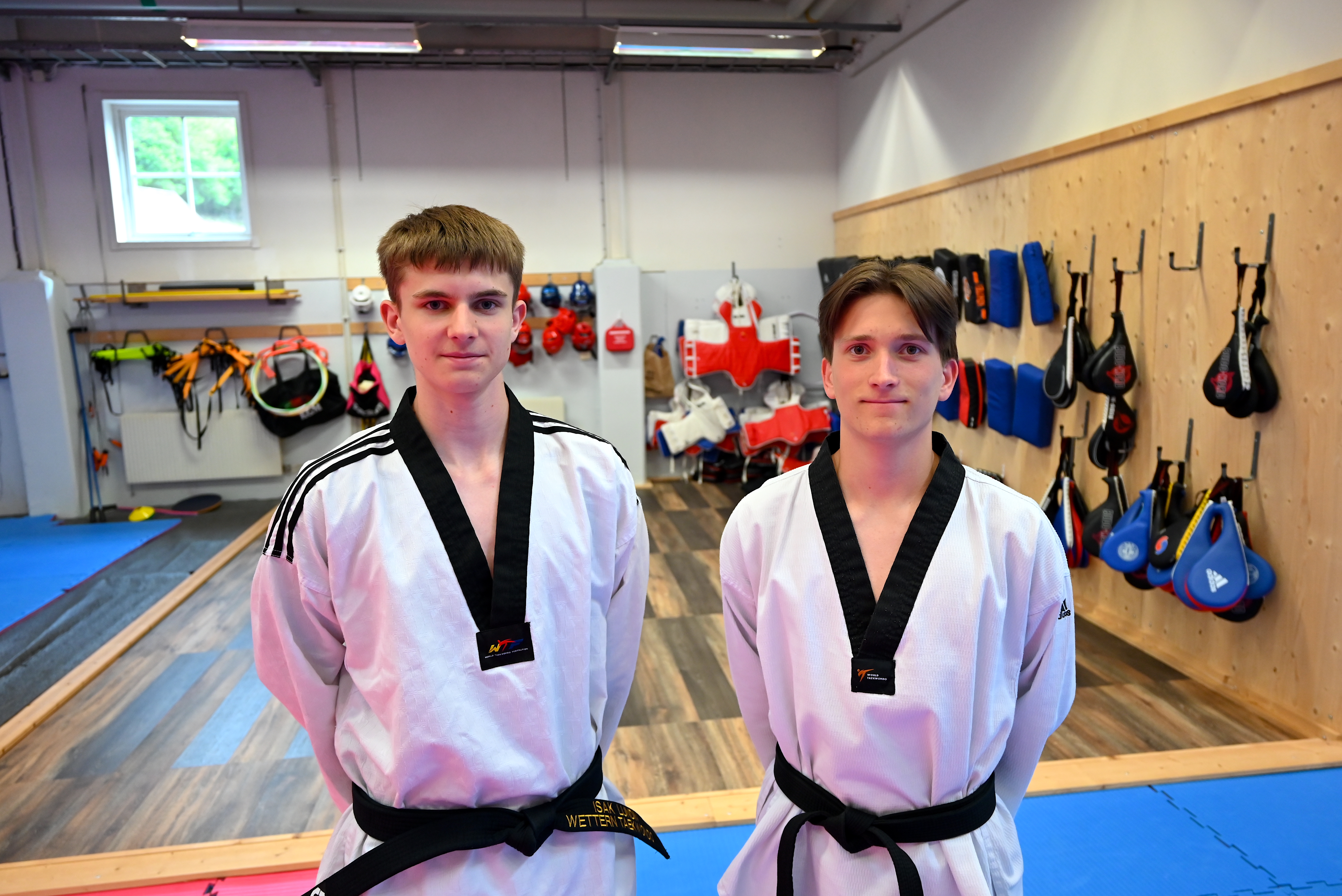 Isak Lundin (till vänster) och Eric Berglund i Wettern Taekwondoförening tilldelas årets ungdomsledarstipendium i Habo. 