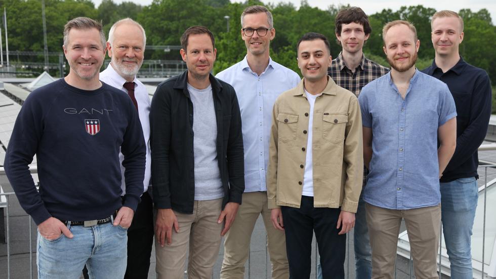 Sedan starten hösten 2021 har Xense Vision växt från sju till åtta anställda. På bilden ses: Göran Boström, Björn Crona, Simon Börjesson, Ibraheem Al-Nuaimi, Andreas Ternstedt, Claes Markström, Christian Karlström och Nils Jonsson Lindahl. 