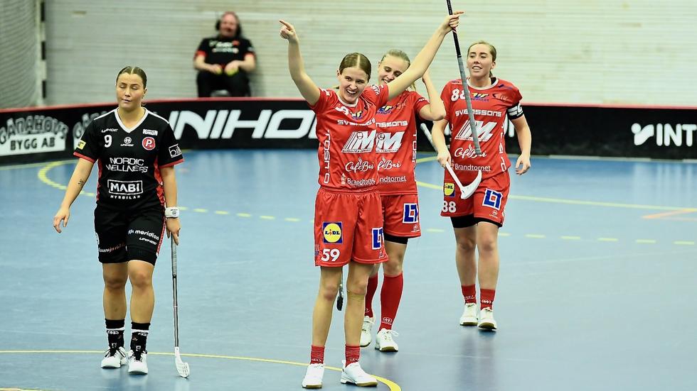 Nelly Flodin sträcker armarna i vädret efter ett av sina två mål i matchen mot FBC Partille. Clara Olofsson och Moa Schönning är på väg fram för att fira målet, samtidigt som bortalagets Moa Rylander deppar. 