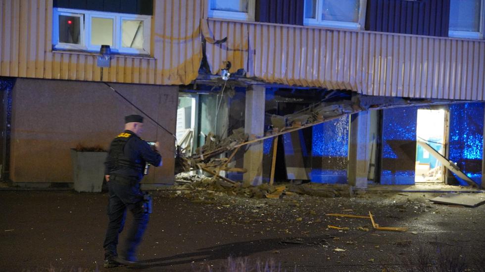 En kraftig detonation inträffade natten mot måndagen vid en port till ett bostadshus i Norrköping.