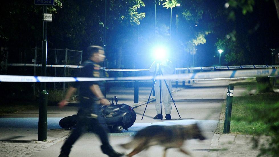 Polisens avspärrning efter dödsskjutningen bakom Lindängens centrum förra sommaren. 
