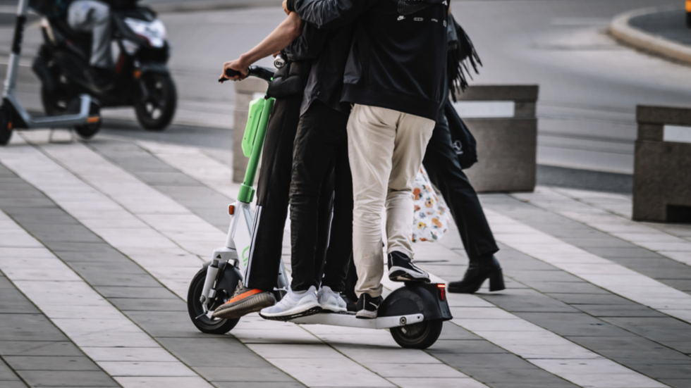 Fler unga som kör berusade nattetid bland de som varit med om olyckor med elsparkcyklar än med andra cyklar enligt en norsk studie. Arkivbild. FOTO: Stina Stjernkvist/TT