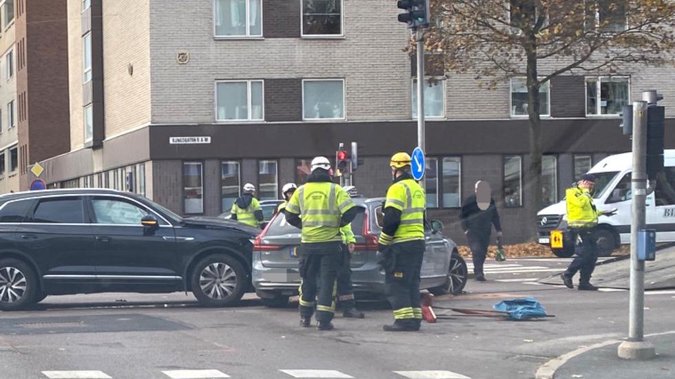 En polisbil och en taxibil krockade i korsningen Kungsgatan-Klostergatan på onsdagen.
