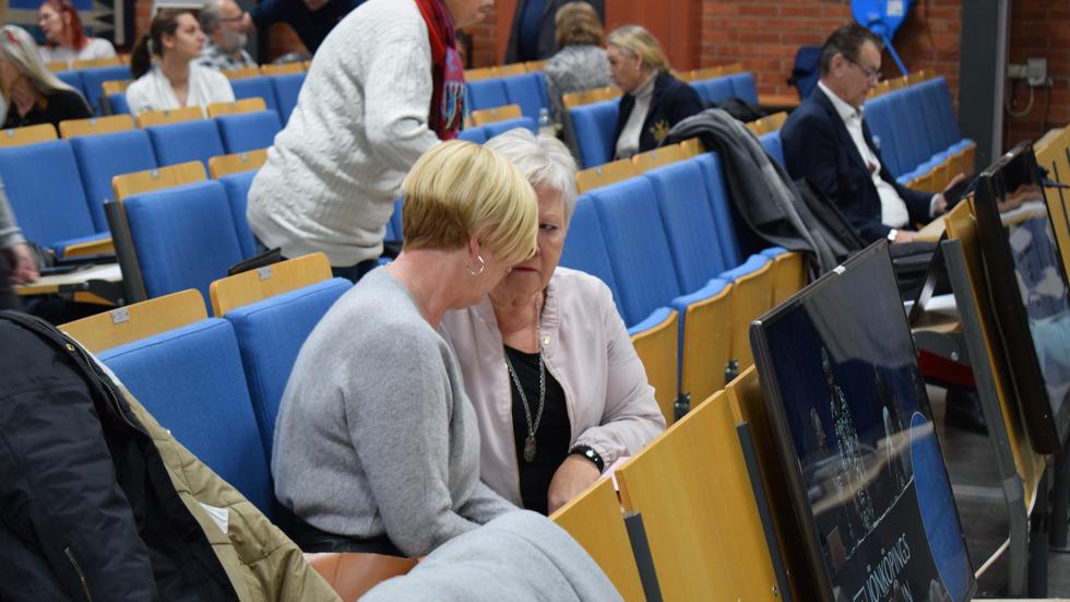 Ann-Marie Nilsson (C) och Mona Forsberg (S) i diskussionen. Samverkanspartierna ska göra vissa justeringar i budgeten. 