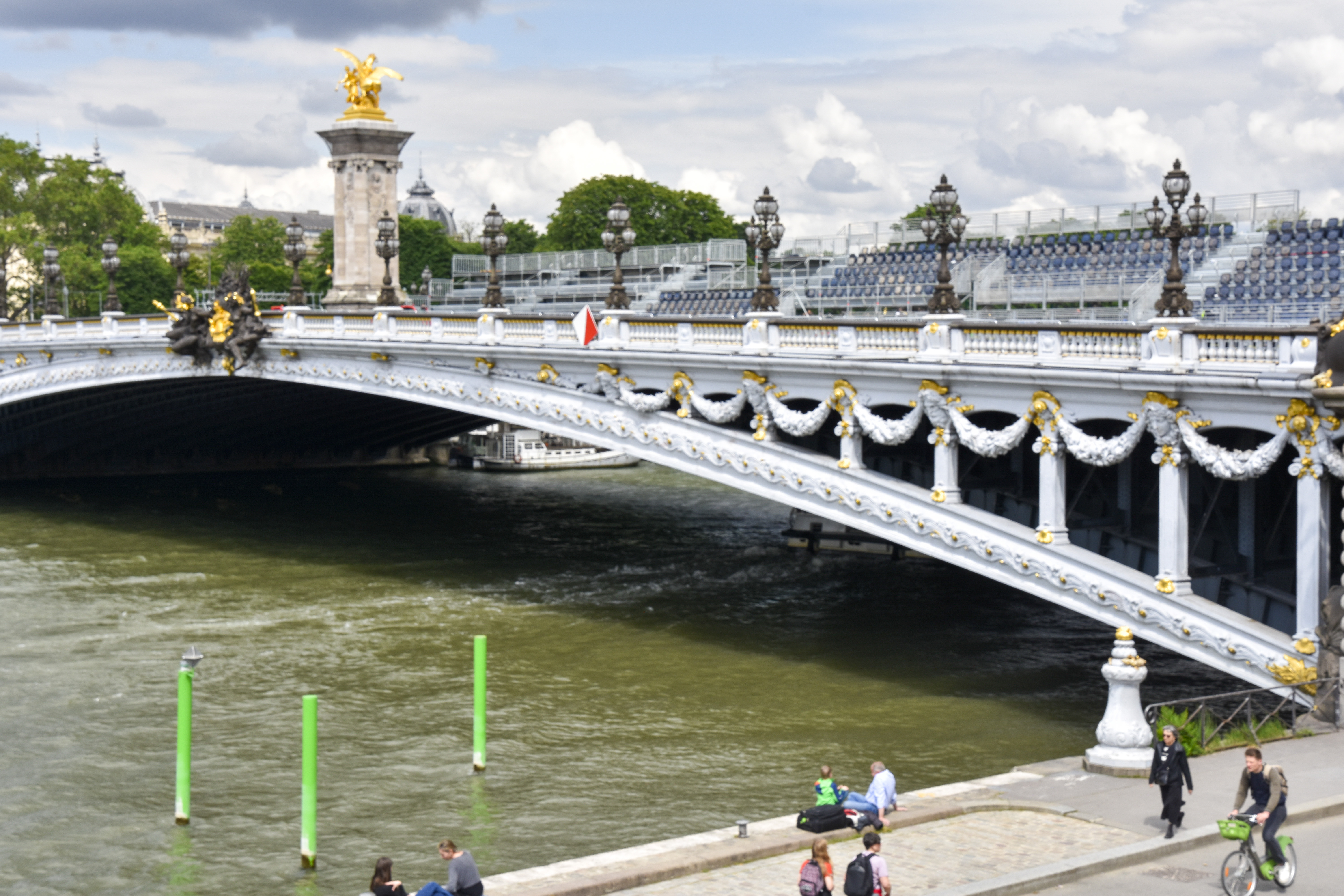 Tillfälliga läktare uppsatta vid Seine-floden inför sommar-OS i Paris. Här ska bland annat invigningen hållas den 26 juli i år.