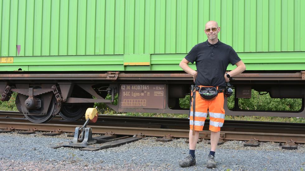 Fredrik Axelsson, lokförare på Green Cargo, kör bland annat möbler för Ikea på det gamla järnvägsspåret. Här på Torsvik får han gå av för att manuellt skifta spår - något han kan slippa göra när den nya kombiterminalen är på plats. 