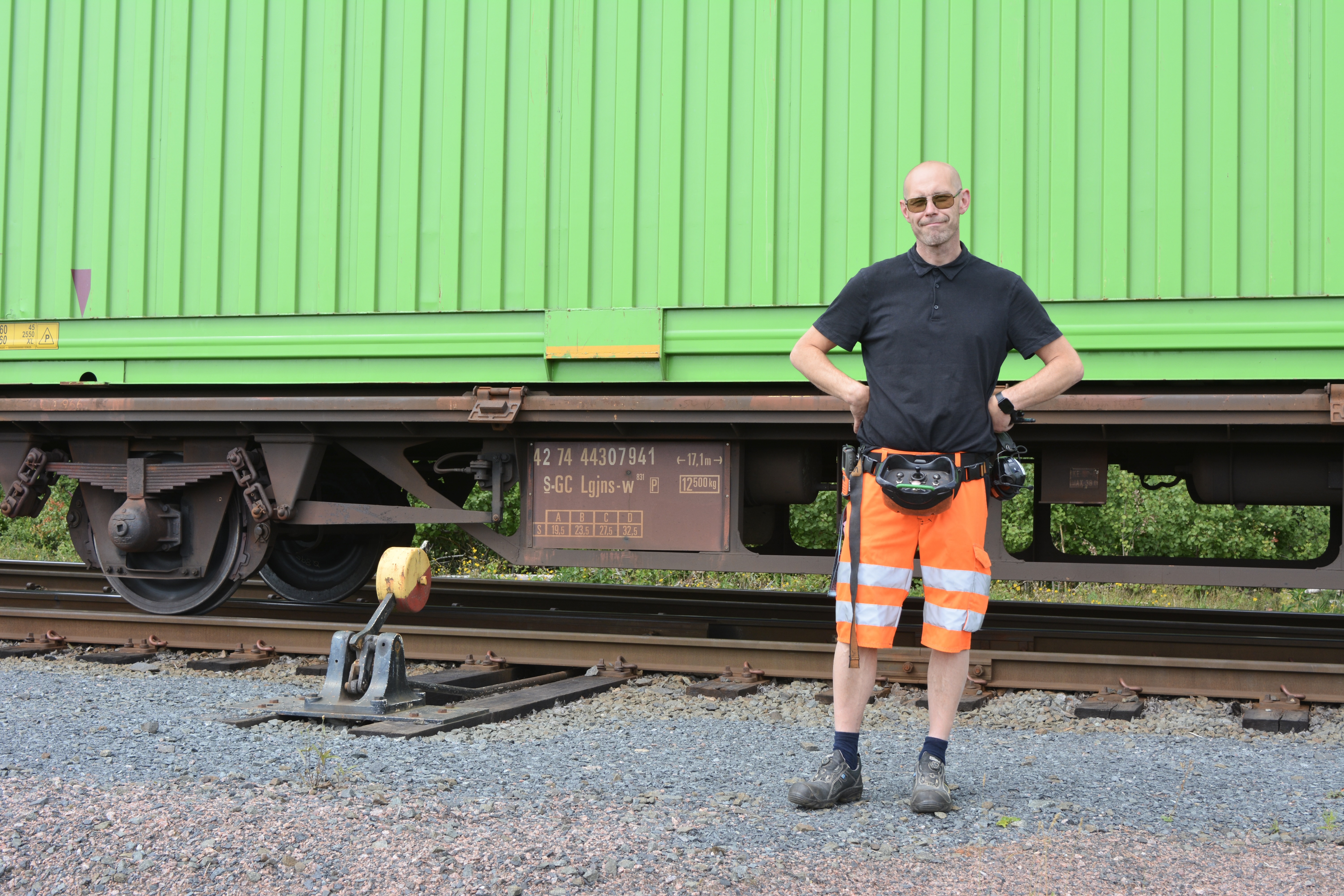 Fredrik Axelsson, lokförare på Green Cargo, kör bland annat möbler för Ikea på det gamla järnvägsspåret. Här på Torsvik får han gå av för att manuellt skifta spår - något han kan slippa göra när den nya kombiterminalen är på plats. 