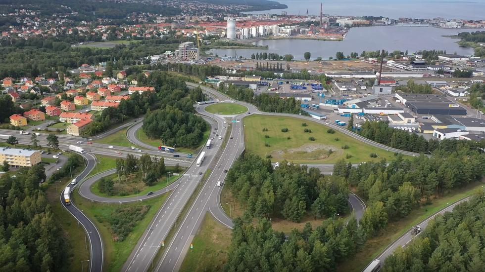 Planarbetet pågår för den stora omyggnaden av Ljungarums trafikplats. När trafiken på E4 blir genomgående och smidigare lockas också jönköpingsborna att ta bilen och köra på E4 istället för att åka buss.