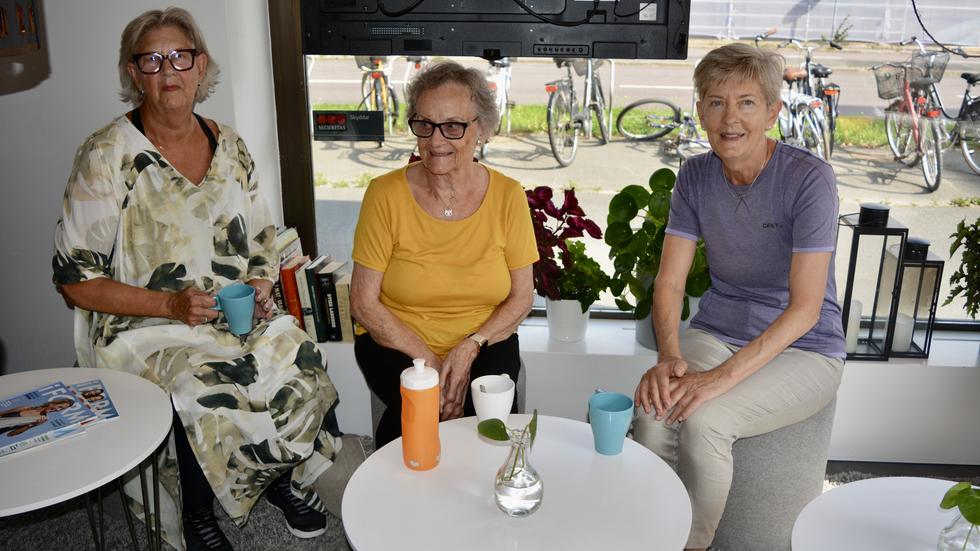 Från vänster: Lilian Wikström, Birgit Lindén, Kristina Junelöv fikar efter morgonpasset för seniorer på Fitness&Friends Jönköping. Den äldsta deltagaren i deras träningsgrupp är 90 år gammal.