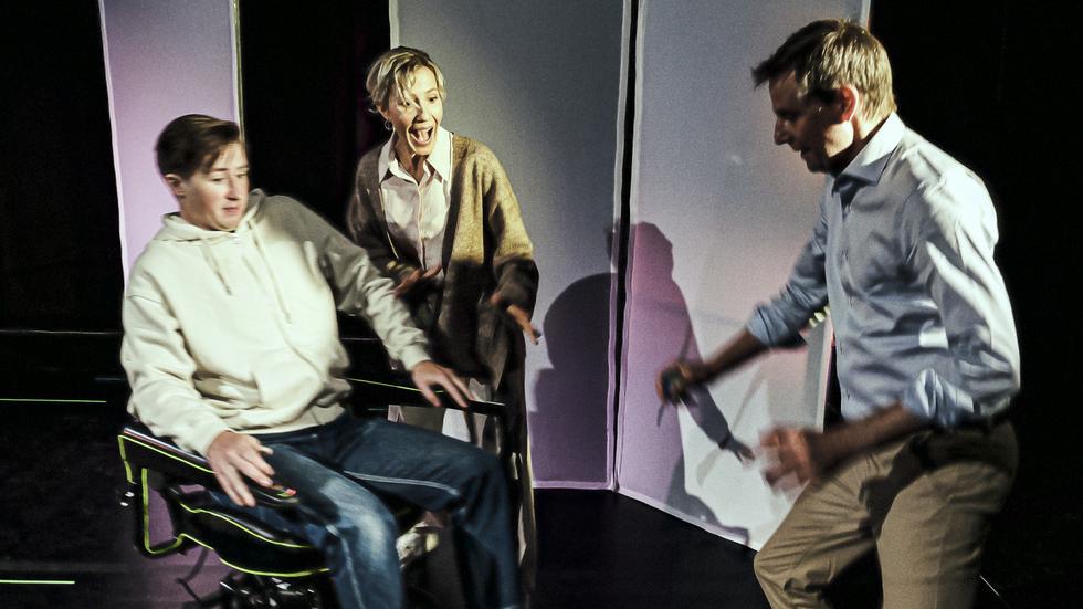 Mats (Simon Oscarsson) och föräldrarna Trude (Sandra Redlaff) och Robert (Jesper Arin) i en
uppsluppen scen – innan Mats försvinner in i spelvärlden. Foto: Peter Lloyd