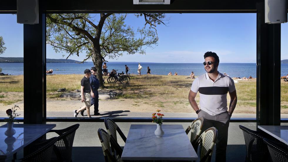 Efter åtta års hårt arbete öppnar Tarek strandbar och restaurang.