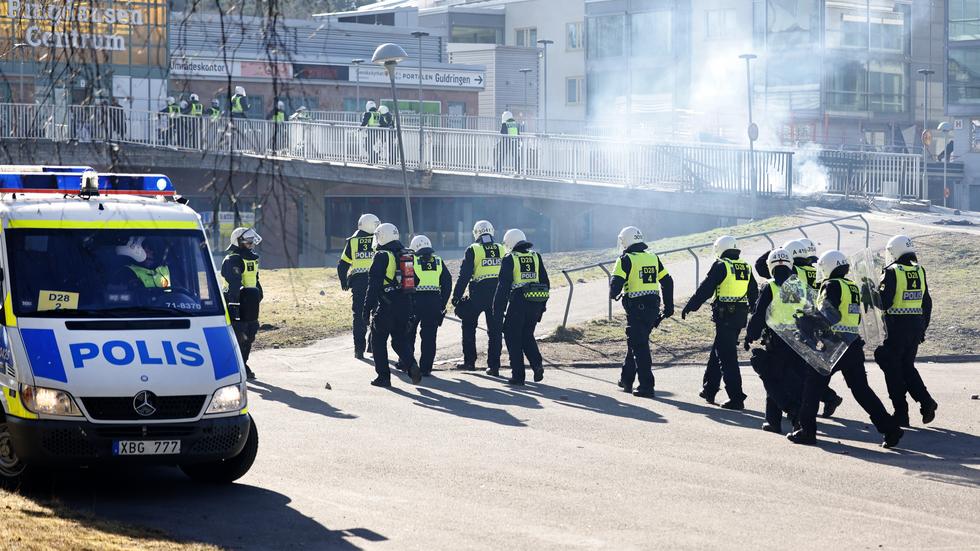 Kravallutrustad polis under upploppen i Navestad i Norrköping på påskdagen. Foto: Stefan Jerrevång / TT
