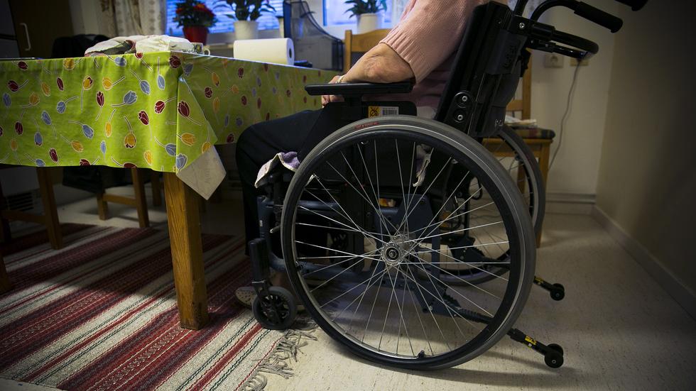 Den rullstolsburne mannen blev sittande utanför ett hus på Österängen i tio timmar innan han fick hjälp med att komma hem till sitt demensboende. 