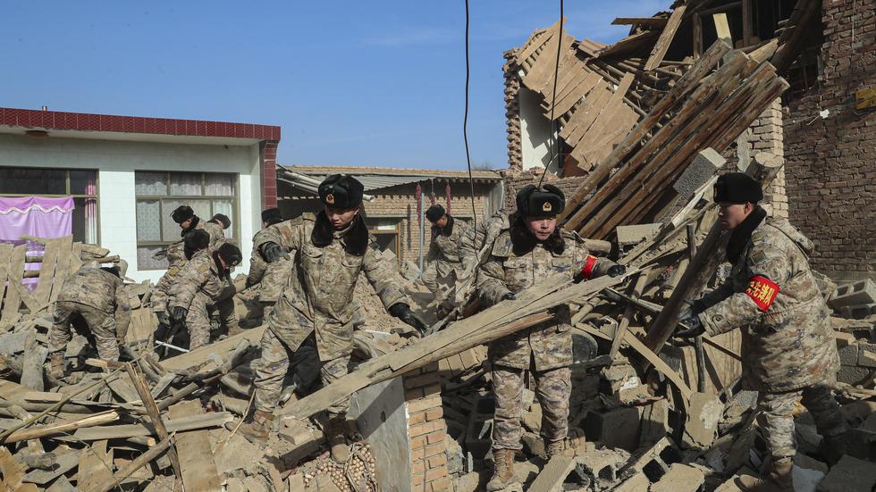 Kinesiska soldater rensar bland bråten i provinsen Gansu efter den kraftiga jordbävningen tidigare i veckan. Arkivbild.