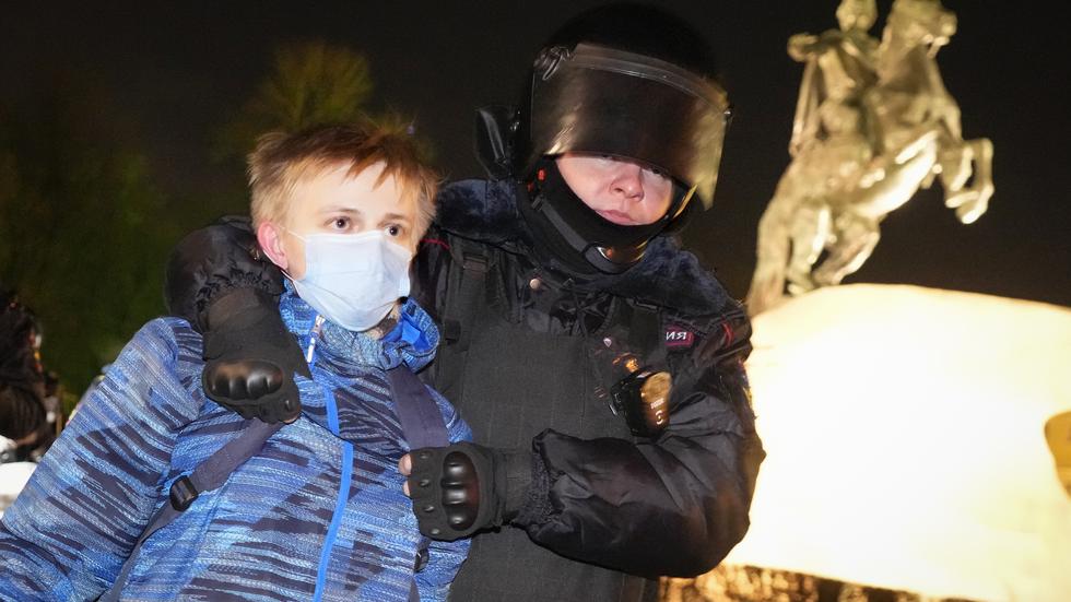 En ung demonstrant omhändertas av polis i S:t Petersburg i måndags. Opinionsmätningar visar ganska stora skillnader mellan yngre och äldre ryssars åsikter.