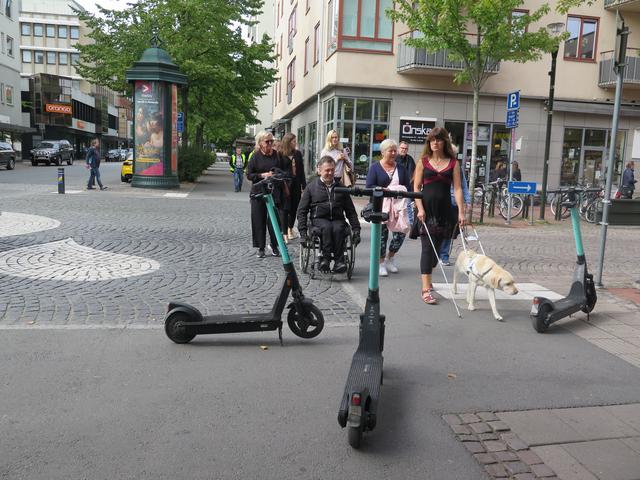 Här står elsparkcyklar mitt i gångvägen. Ett problem för både synskadade och rullstolsburna. 
