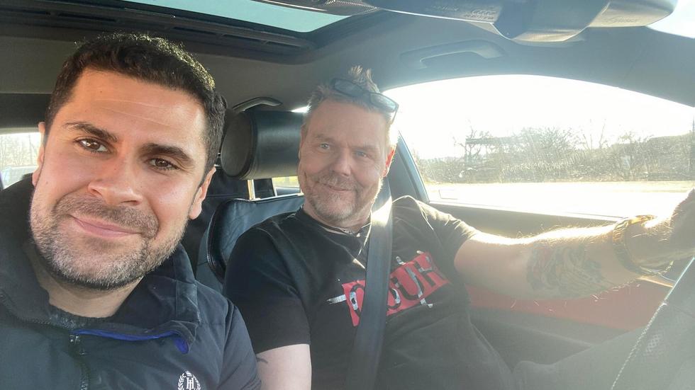 Tamuz Hidir och Kenneth Enberg i bilen på väg ut från Ukraina. Foto: Tamuz Hidir