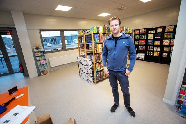 Mattias Gladh konstaterar att kunderna har börjat hittat till Spelexpertens lilla butik som ligger i den nya lagerlokalen i Ersbo. 
