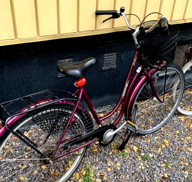 Kvinnans cykel hittades låst och lutad mot en vägg på Gränsgatan 16 i Vetlanda. Foto: Efterlyst/Viaplay.