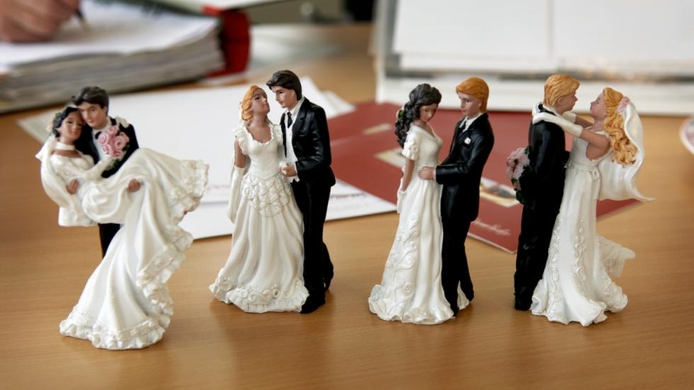 Kommer äktenskapet att vara som de här figurernas liv på en tårta. Eller blir det motgångar? 