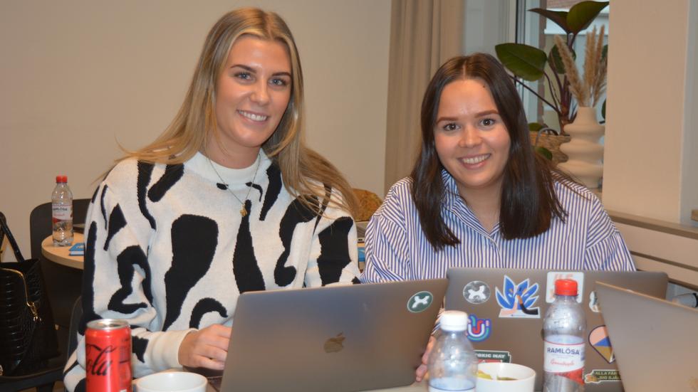 Matilda Pettersson och Adisa Tokalic är till vardags arbetskamrater på en digital byrå i Jönköping. De tycker att kursen i programmering varit särskilt värdefull. 