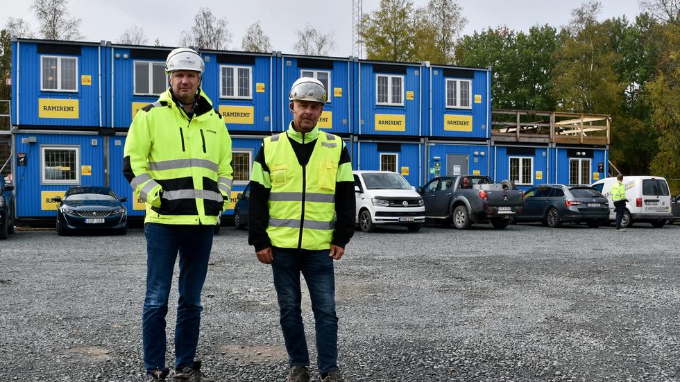 Magnus Gustavsson, projektchef, t v, och Lars Johansson, platsansvarig utanför kontoret i Kransås.