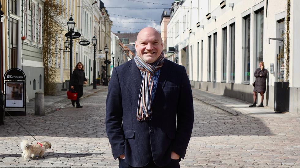 ”Jag gav mig in i politiken för att jag hade ett ursinne mot klassamhället” säger Henrik Andersson – nu kliver han av alla politiska uppdrag i Jönköping.