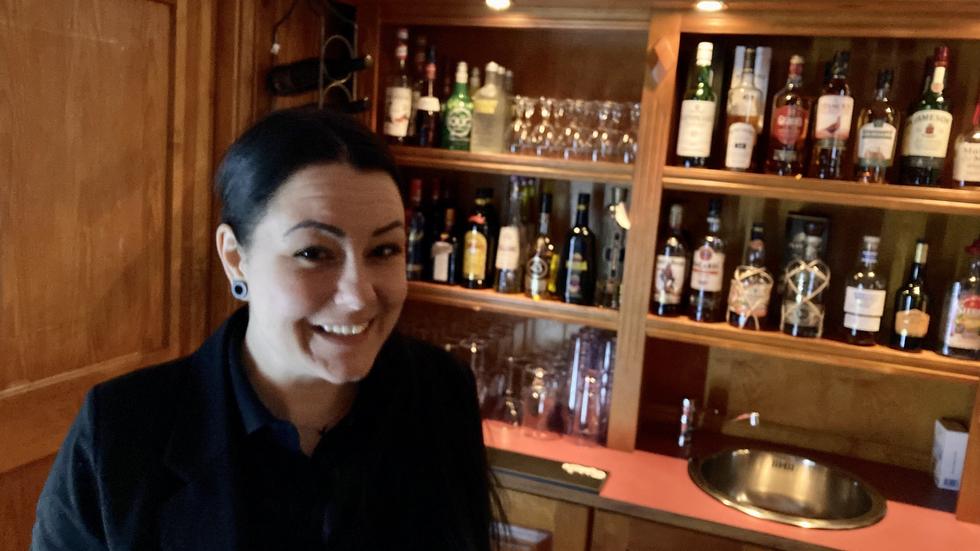 Sanna Persson i baren på Mullsjö Hotell & Konferens gläds åt att restriktionerna försvinner på onsdag. Intresset för after work-buffén har ökat sedan den infördes för ett par veckor sedan, berättar hon.