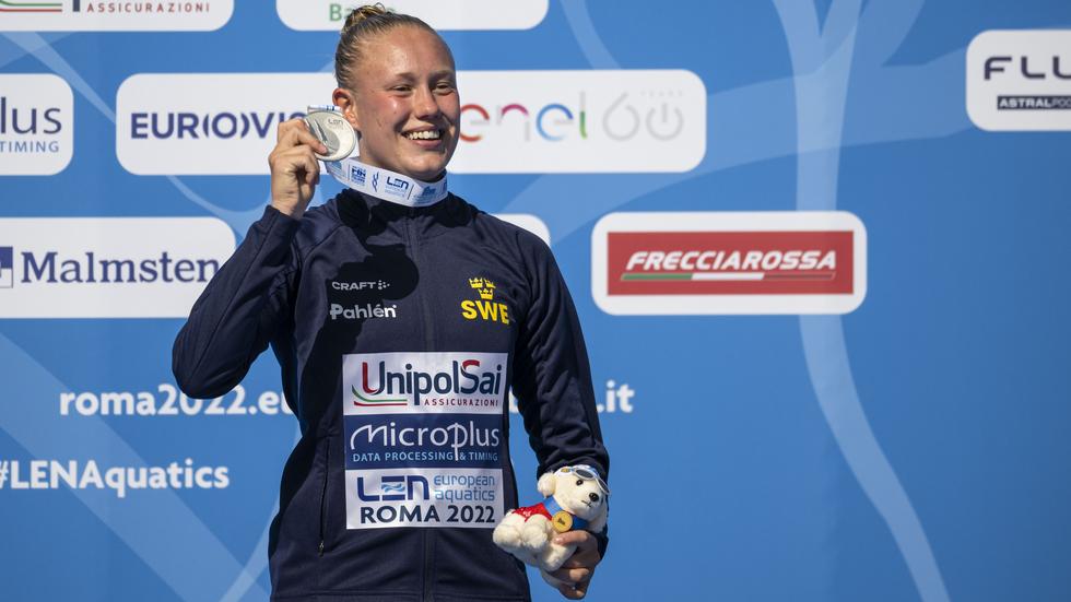 Emma Gullstrand firar med sin EM-silvermedalj. 