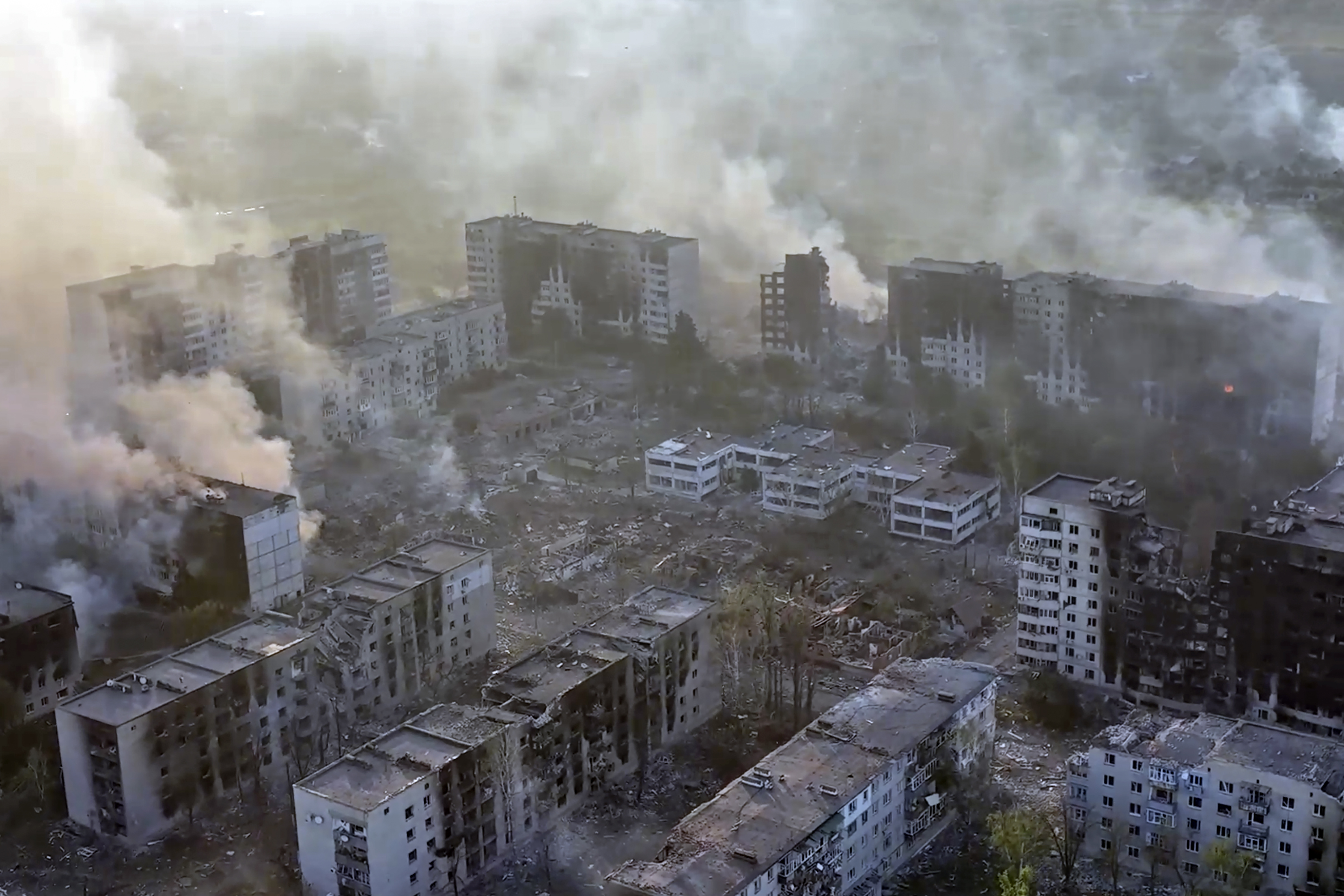 Una zona residenziale a Vovtyansk in prima linea nel nord-est dell’Ucraina, ripresa dall’alto durante i pesanti bombardamenti russi il 28 maggio.  La foto è stata recentemente distribuita da un'unità dell'esercito ucraino.