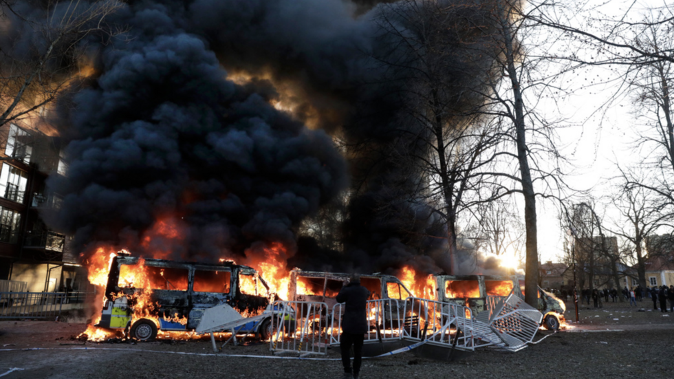 Flera polisbussar sattes i brand i Sveaparken i Örebro på långfredagen. FOTO: Kicki Nilsson/TT