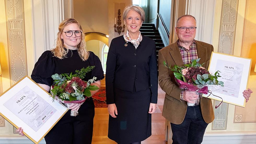 På bilden ses Ann Winbo,  Orthovelox, landshövding Helena Jonsson och Per Hallendorff, grundare av OptiBinary. Vid sidan av äran fick innovatörerna 10 000 kronor vardera. Foto: Pressbild