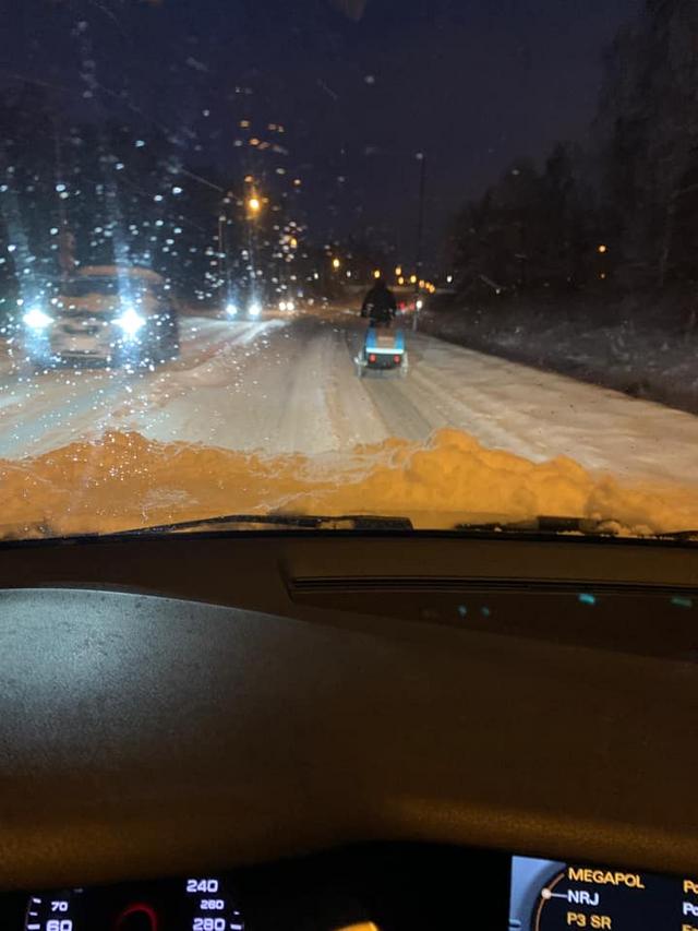 Man fick köra försiktigt i snövädret. Bild från Jönköping. Foto: Christos Karaiskos