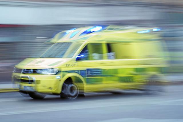 En man fördes med ambulans till sjukhus efter en olycka på jobbet.