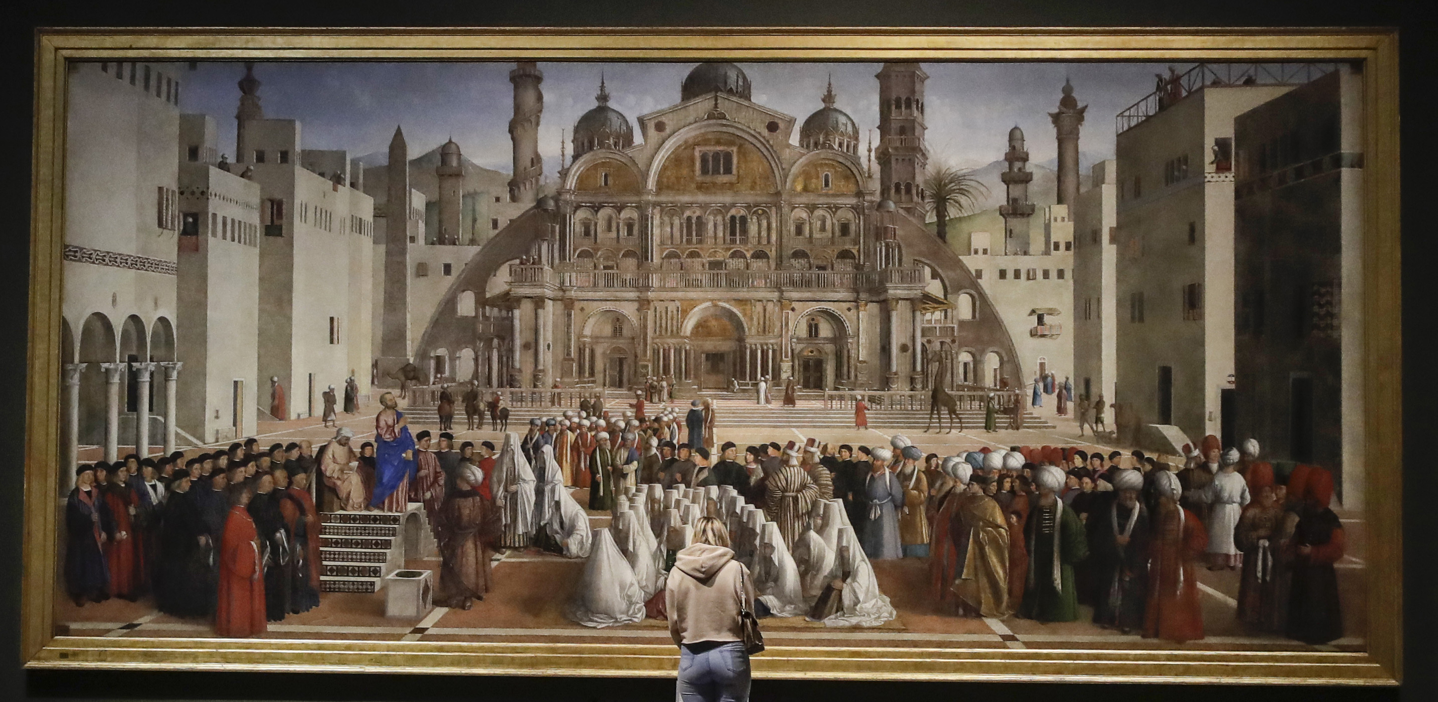 En museibesökare betraktar Gentile och Giovanni Bellinis konst från tidigt 1500-tal.
Arkivbild: Luca Bruno/ AP Photo