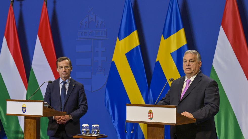Sveriges statsminister Ulf Kristersson och Ungerns premiärminister Viktor Orbán under en presskonferens i Budapest.