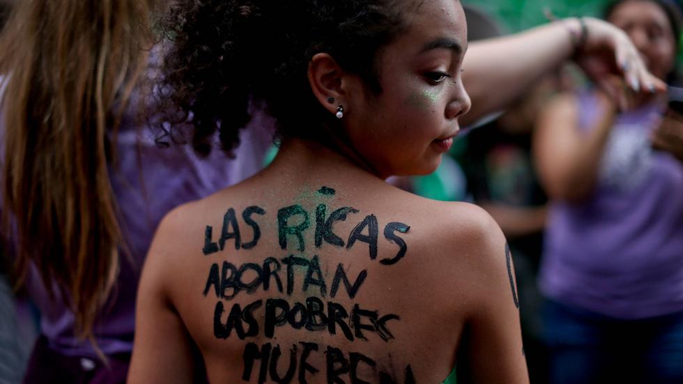 Kvinnor i Argentina demonstrerar för fri abort.