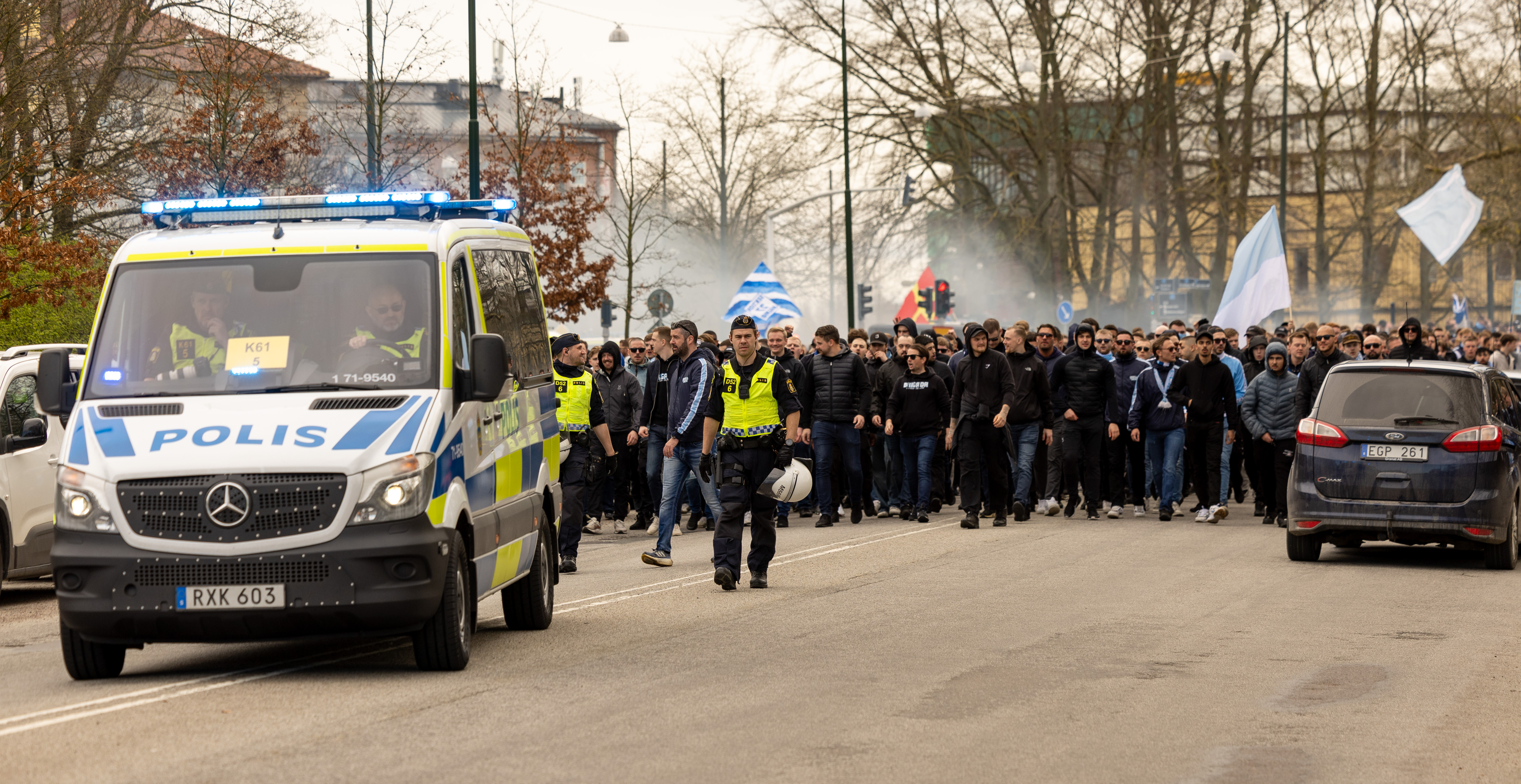 MFF-supportrar på väg till Stadion inför matchen mot Hammarby i söndags.