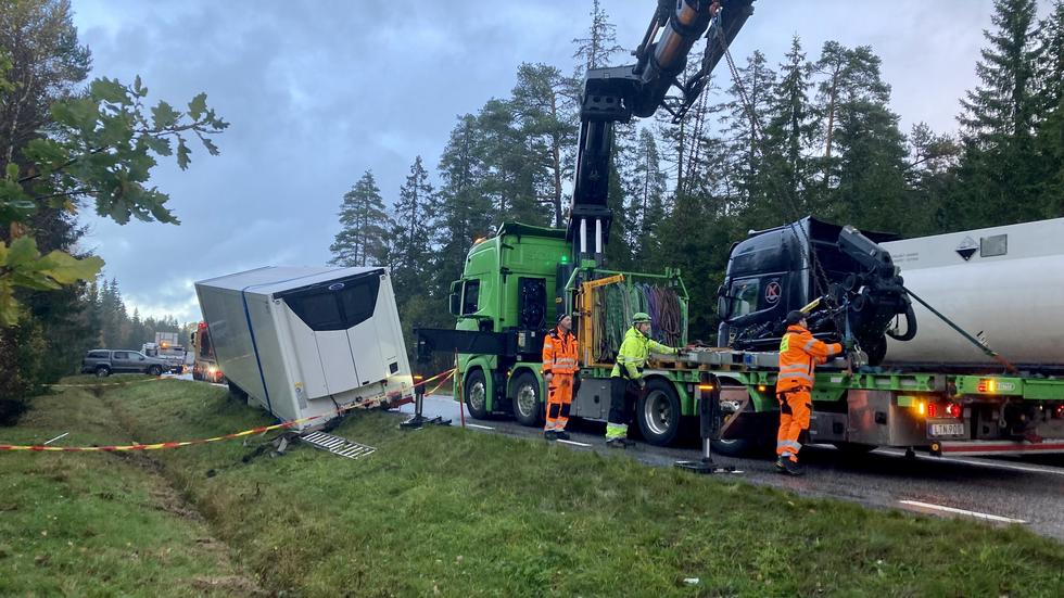 En singelolycka med lastbil har inträffat på väg 26 norr om Sandhem och Mullsjö. Olyckan har lett till långa köer i morgontrafiken. FOTO: Benjamin Möller.