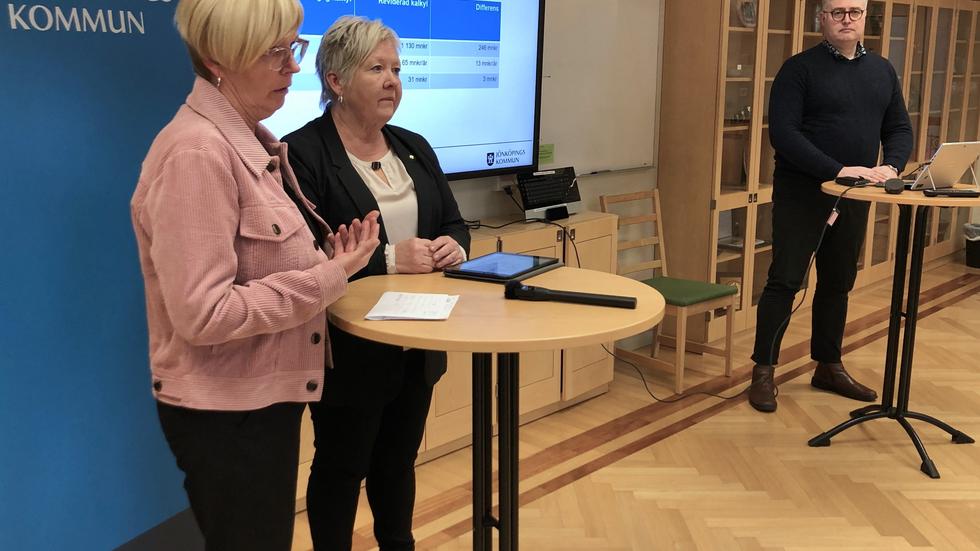 Kommunalråden Ann-Marie Nilsson (C) och Mona Forsberg (S) höll presskonferens om kostnaden för nya Rosenlundsbadet. 