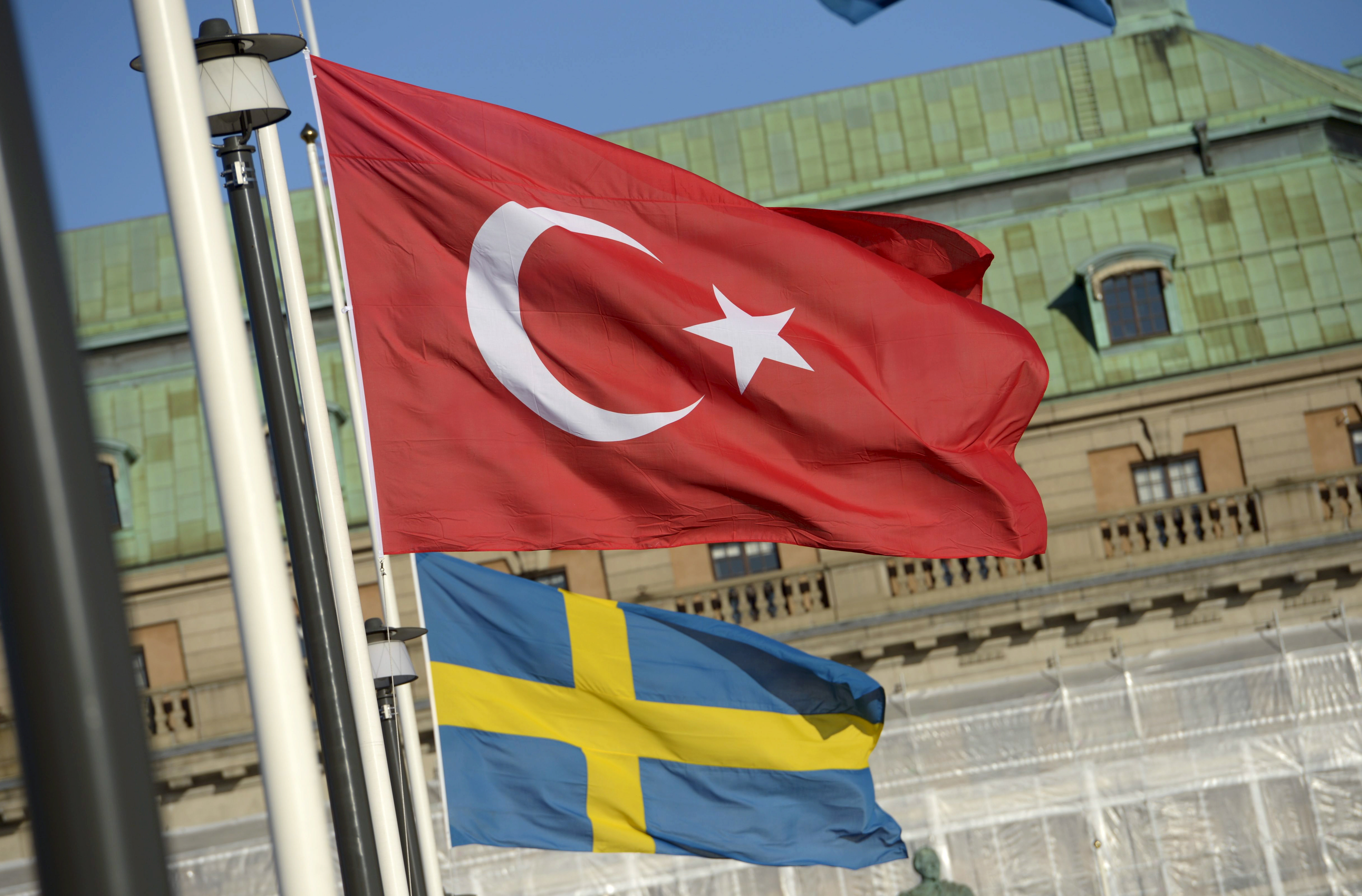 När Sverige började ansökningsprocessen till Nato ignorerade regeringen risken att Turkiet skulle kunna ställa sig i vägen. Men snart hade Turkiet tvingat igenom en lång rad krav på Sverige för att godkänna ansökan, skriver artikelförfattarna.