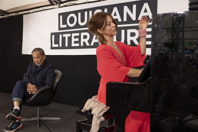 Under torsdagen läste Haruki Murakami en novell som har Robert Schumanns berömda ”Carnaval” i centrum samtidigt som pianisten Katrine Gillinge spelade musikstycket. Pressbild.