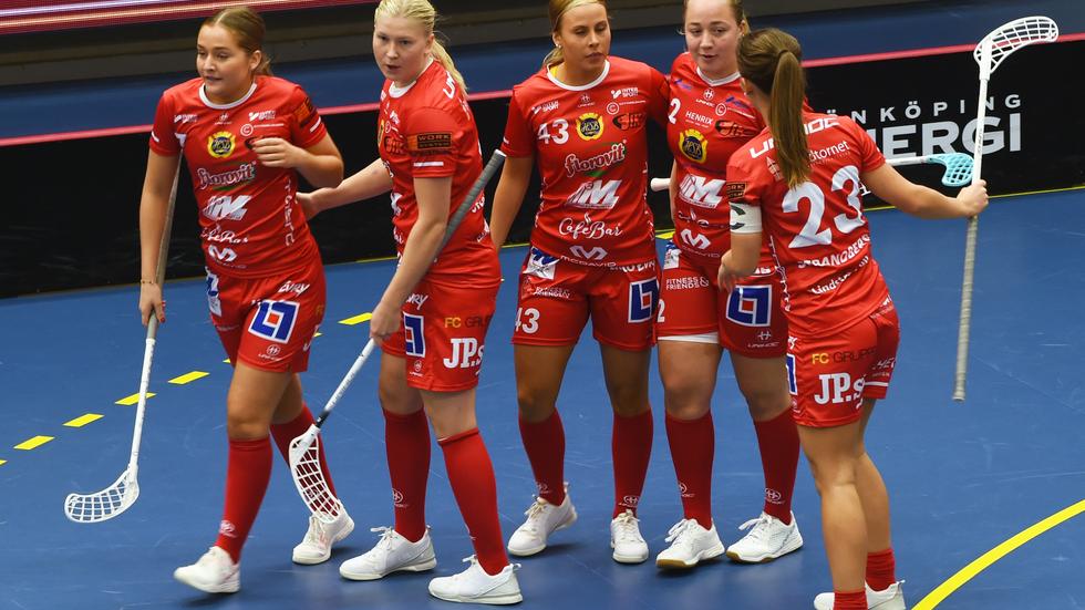 Vändningen är ett faktum. JIK-damerna har gjort två mål inom loppet av några sekunder. Moa Jakobsson (43) är målskytt och gratuleras.